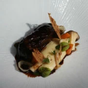 Μοσχαρίσια μάγουλα κρασάτα με Ξινόμαυρο Νάουσας, πουρέ μαϊντανόριζας & λαχανικά