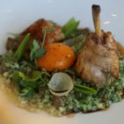 Τραχανάς «μαγειρίτσα» με μπουτάκια και συκωτάκια κοτόπουλου, καπνιστή πανσέτα, ζαχαρομπίζελα και μαριναρισμένο κρόκο αβγού