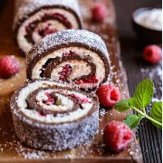 Ρολό σοκολάτας με κρέμα καρύδας και φράουλες 
