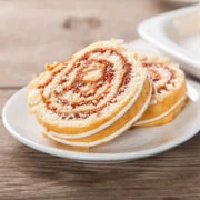 Ρολό λεμονιού με μαρμελάδα από κόκκινα φρούτα και γλάσο λεμονιού