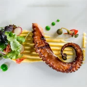 Χταπόδι ξυδάτο με φάβα, κρίταμο και λαδολέμονο 