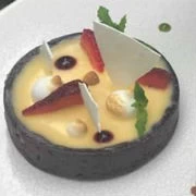 Τάρτα λεμόνι με φράουλες και σορμπέ από μοσχολέμονο και βασιλικό