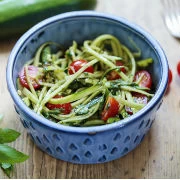 Σαλάτα με φρέσκα κολοκυθάκια “σπαγγέτι”  και πέστο φουντουκιού