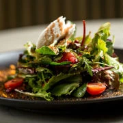 Σαλάτα μεσκλάν με βινεγκρέτ ροδιού, ανεβατό Γρεβενών, σπέκ και αρωματικούς ξηρούς καρπούς