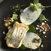 Φιλέτο φρέσκου μπακαλιάρου με κρέμα τοπιναμπούρ, καπνιστή πάπρικα και απόσταγμα μαϊντανού