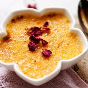 Κρεμ μπρυλέ με καρδάμωμο και ροδόνερο 