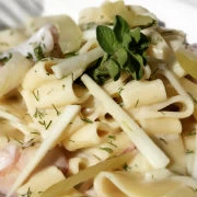 Ζυμαρικά καλαμαράτα με κρέμα σελινόριζας, σέλερι τουρσί, σοταρισμένο θράψαλο με ούζο και φρέσκο ξινόμηλο