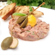 Ταρτάρ από μοσχαρίσιο φιλέτο μαριναρισμένο με ασιατικό στυλ, κρέμα από κρόκο αβγού, ψημένο χωριάτικο ψωμί και μαγιονέζα τρούφας