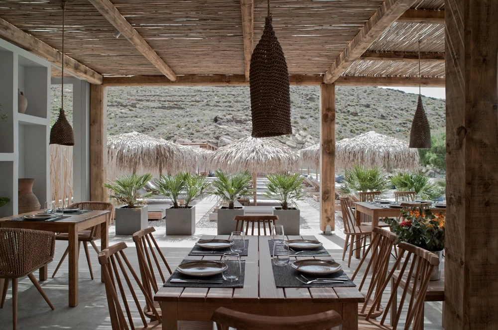 «Bianco»: Ένα κομψό beach house restaurant άνοιξε πανιά στην Τήνο - εικόνα 2