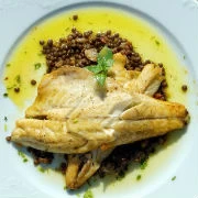 Λαβράκι σοτέ με φακές beluga