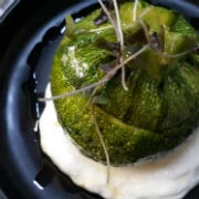 Στρογγυλά κολοκυθάκια γεμιστά με στραπατσάδα και αφρό γαλομυζήθρας (του σεφ Μανώλη Παπουτσάκη)