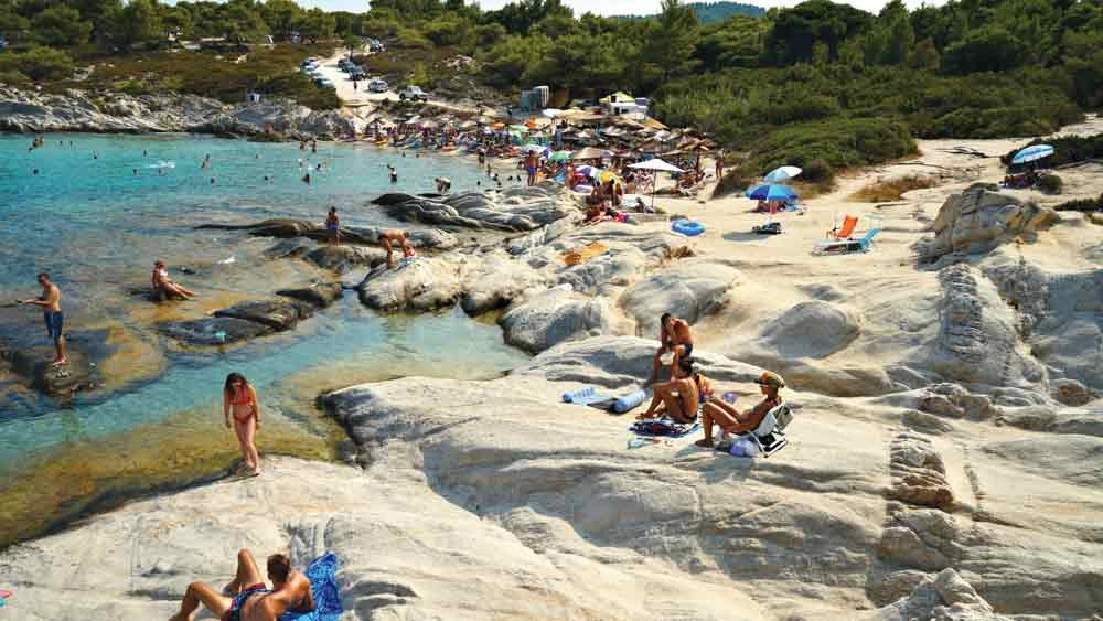 Τιρκουάζ νερά και λεία λευκά βράχια στις πολυφωτογραφημένες Καβουρότρυπες.