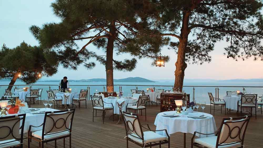 Στο εντυπωσιακό «Kamares by Spondi» του «Eagles Resort» πρωταγωνιστούν οι δημιουργίες του διάσημου διάστερου σεφ Arnaud Bignon.