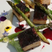 Χοιρινή διπλοψημένη πανσέτα με σπαράγγια σοτέ και γλάσο ροδιού