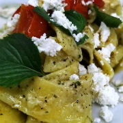 Φλωμάρια με pesto δυόσμου, ανθότυρο φρέσκο και ψητά ντοματίνια