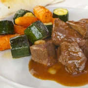 Μοσχαράκι κοκκινιστό με κολοκυθάκια