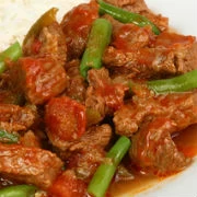 Μοσχαράκι κοκκινιστό με φρέσκα φασολάκια