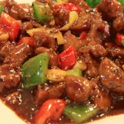 Μοσχαράκι κοκκινιστό με πολύχρωμες πιπεριές 