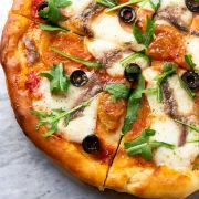 Πίτσα με αντσούγιες 