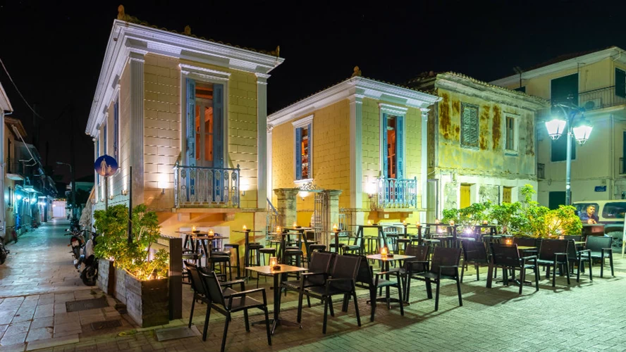 Σε στρατηγικό σημείο στην προμενάντ της Λευκάδας, το café bar «Χάρτες» εποπτεύει τη νυχτερινή σκηνή της πόλης
