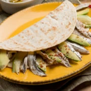 Πιαντίνα (piadina) με αντζούγιες, αβοκάντο και καυτερή πιπεριά