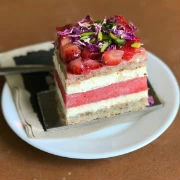 Κέικ με καρπούζι και σοκολάτα σε στρώσεις 