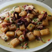 Νιόκι φάβας με χταπόδι