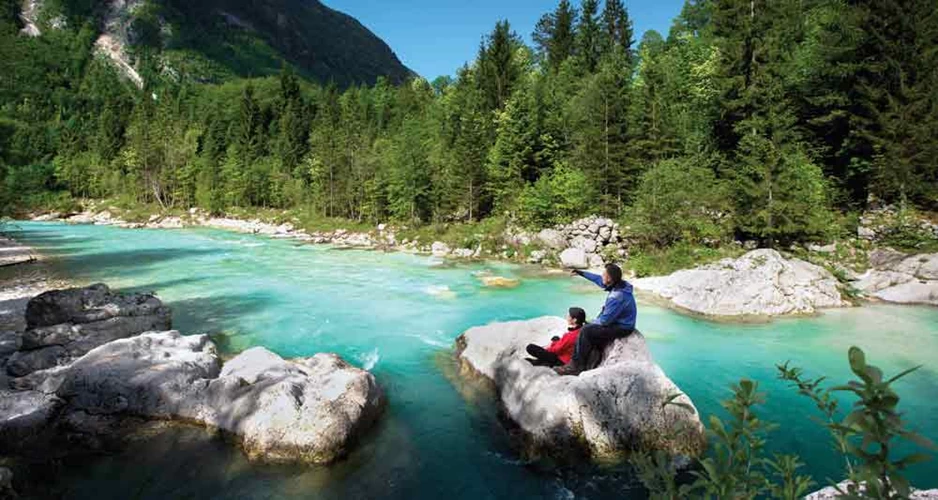 Τα γαλαζοπράσινα νερά του ποταμού Socča ανάμεσα στα βουνά.