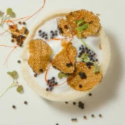 Ταρτάρ τσιπούρας με τρούφα και αφρό λεμονιού