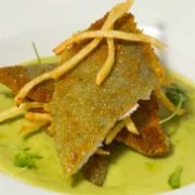 Τσιπούρα με κρούστα μυρωδικών και κρέμα αρακά