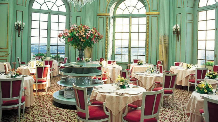 Το ιστορικό grand restaurant της Tours «Charles Barrier» σερβίρει σε σάλα κλασικής πολυτέλειας και όμορφο κήπο.