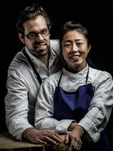 Κάθε πρωί (assa στα ιαπωνικά) ο σεφ Antony Maubert και η σύζυγός του chef patissier.