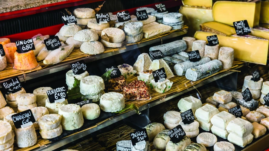 Δεν χορταίνεις να δοκιμάζεις τα κατσικίσια τυριά στις τοπικές αγορές.