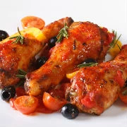 Κοτόπουλο με ντοματάκια, ελιές, βασιλικό και ούζο 