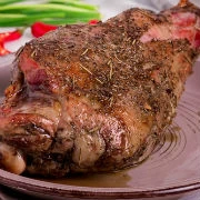 Αρνίσιο μπούτι μαριναρισμένο σε γιαούρτι και ούζο στον φούρνο