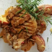 Χοιρινά μπριζολάκια με ροδάκινα και δεντρολίβανο