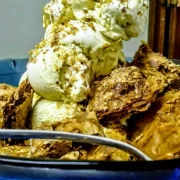 Παγωτό “γαλατόπιτα” με μπισκότο από φύλλο κρούστας