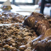 Αρνί ή κατσίκι γεμιστό με συκωταριά, ρύζι και αμύγδαλα στον φούρνο 