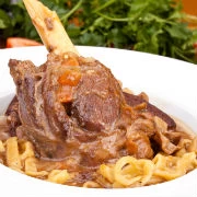 Αρνί κοκκινιστό με χυλοπίτες στην κατσαρόλα