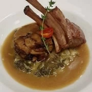 Αρνάκι με φρικασέ χορταρικών και ζωμό αρωματισμένο με θυμάρι