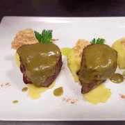 Χοιρινό φιλέτο γεμιστό με τυρί μετσοβόνε και σάλτσα τσιμιτσούρι