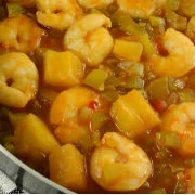 Γλυκόξινες γαρίδες με ανανά και πιπεριές 