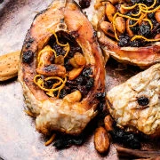 Τηγανητό ψάρι με γλυκόξινη σάλτσα λεμονιού, σταφίδες και μπαχαρικά