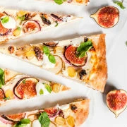 Γλυκιά πίτσα με λευκή σοκολάτα, φρέσκα σύκα, αμύγδαλα και φύλλα βασιλικού 