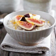 Ρυζόγαλο με φρέσκα σύκα και κόλιανδρο 