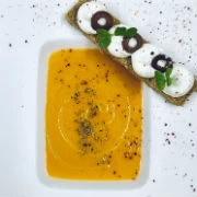 Δροσερή σούπα με γεύση ελληνικής σαλάτας