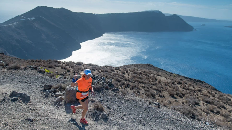 Μόνο στο Santorini Experience μπορεί κάποιος να τρέξει με θέα στο Ημεροβίγλι και στην Καλντέρα