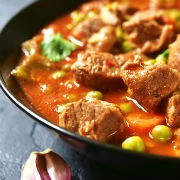 Μοσχάρι κοκκινιστό με αρακά και καρότα 