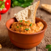 Άλειμμα με κόκκινες πιπεριές μελάσα ροδιού και καρυδόψυχα 