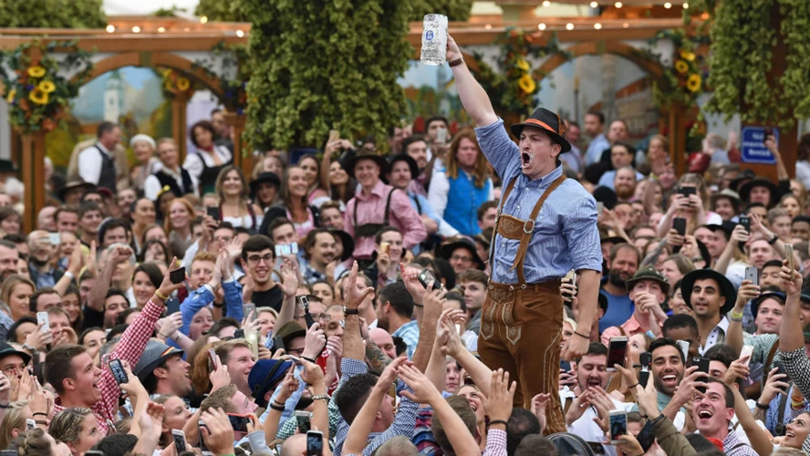 Παραδοσιακές βαυβαρικές φορεσιές και μουσικές αποκλειστικά τοπικές στο Oktoberfest του Μονάχου